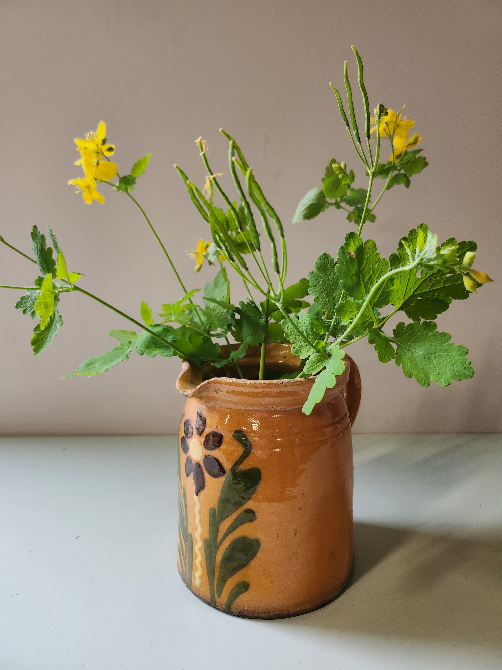 Pichet en terre cuite Alsacien motif floral - Patine
