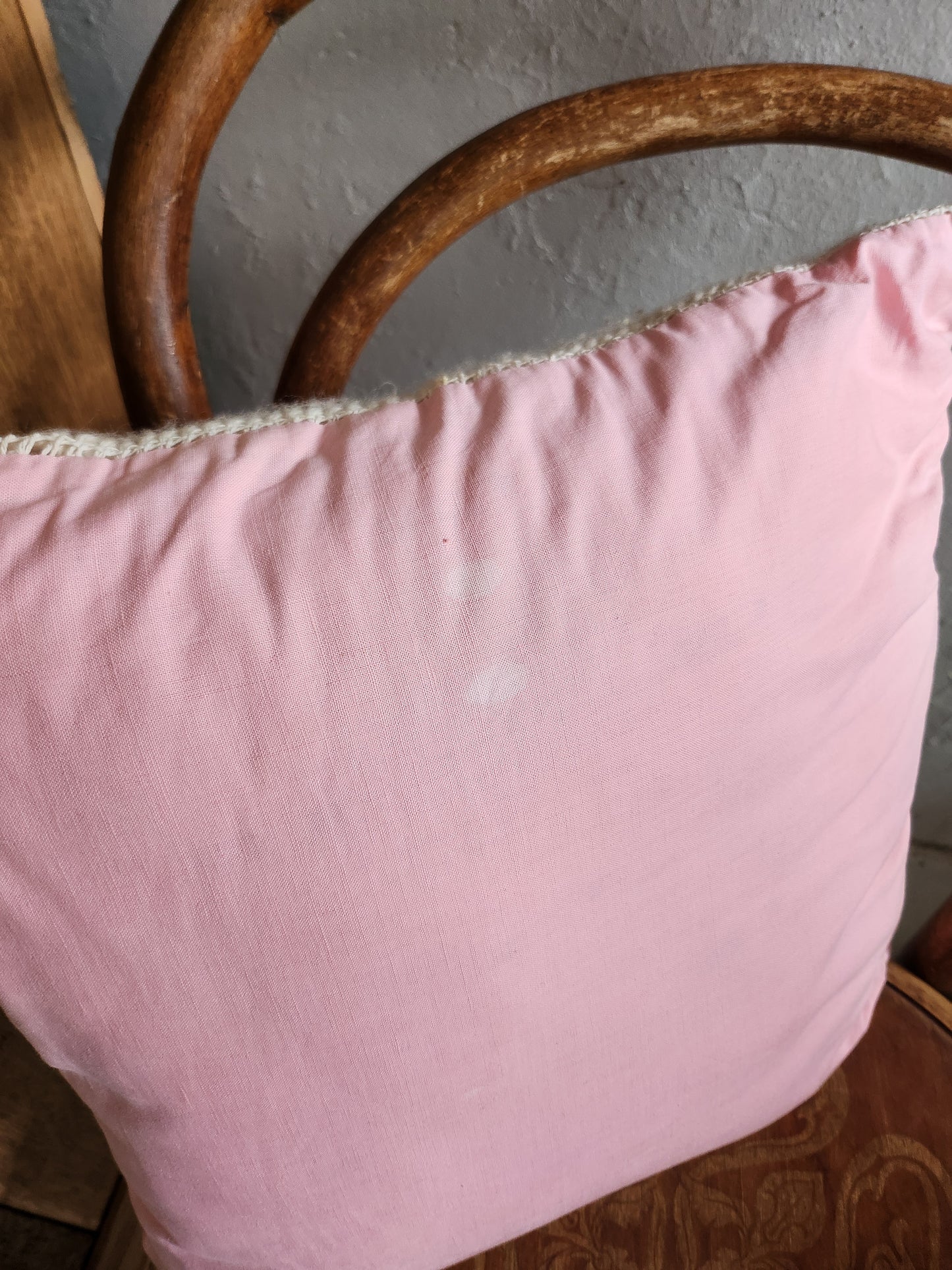 Coussin point de croix motif chat et fleurs   Patine