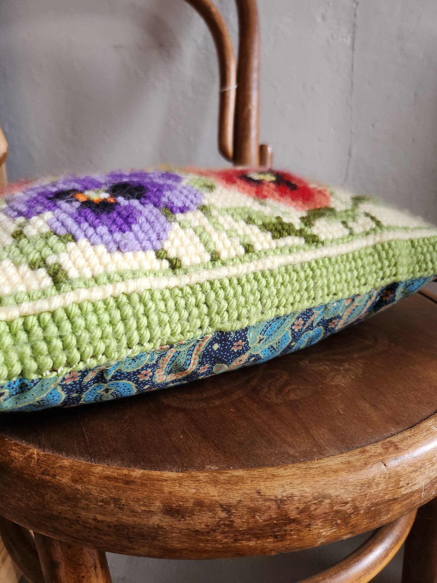 Coussin en point de croix motif floral   Patine