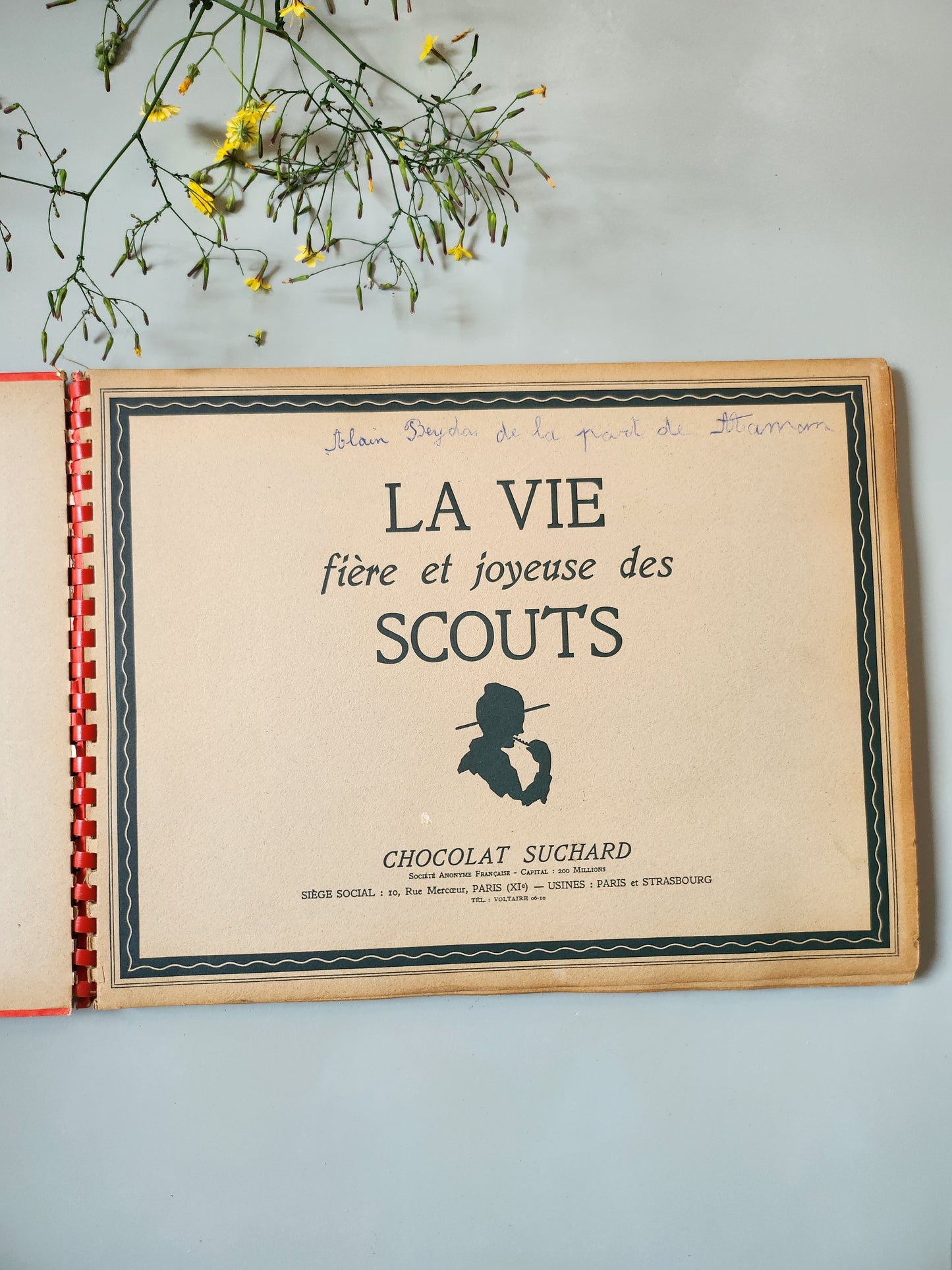 Livre pour enfants « La vie des scouts » par Suchard   Patine