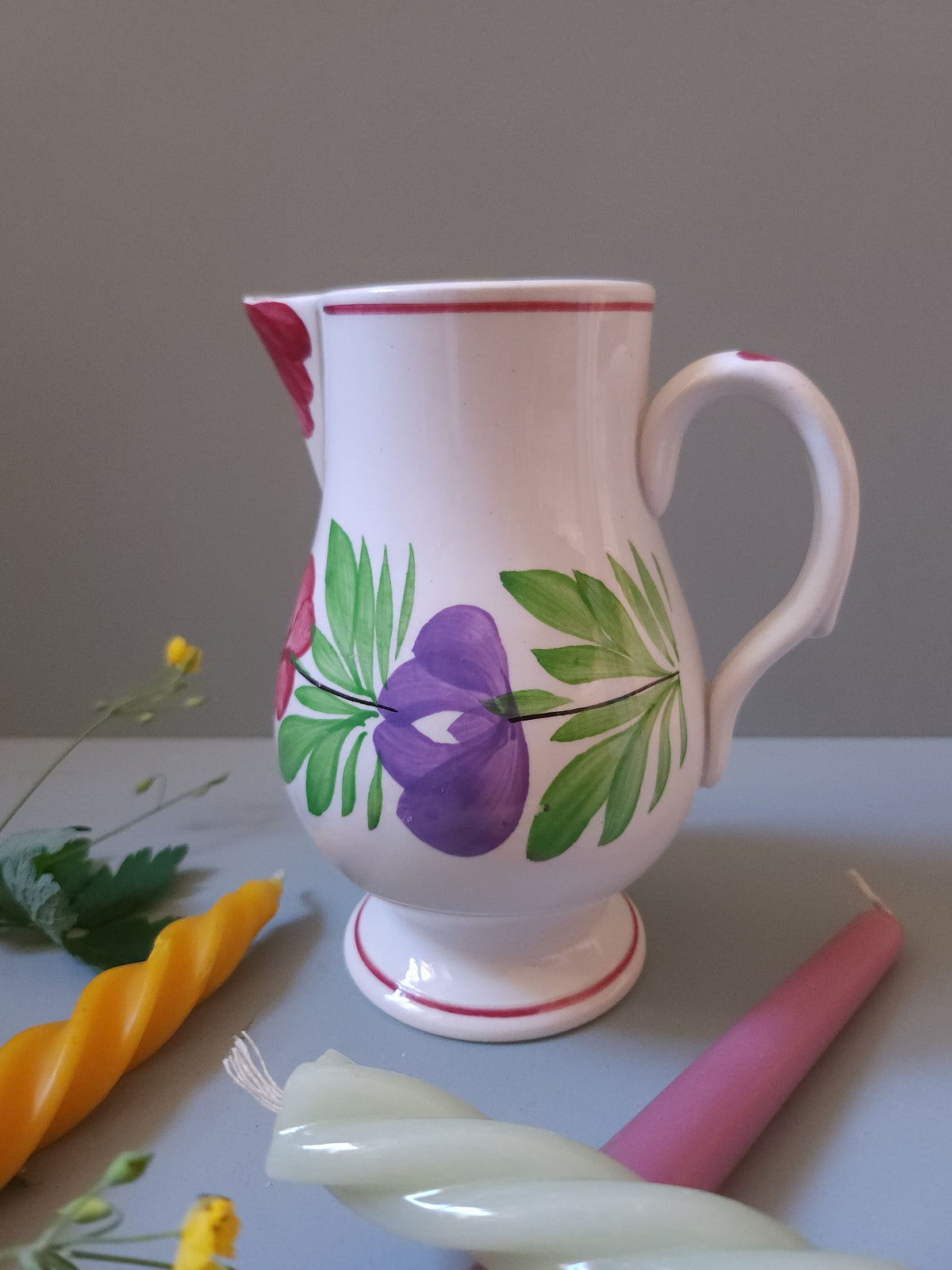 Pichet en faïence de Sarreguemines à motif floral   Patine