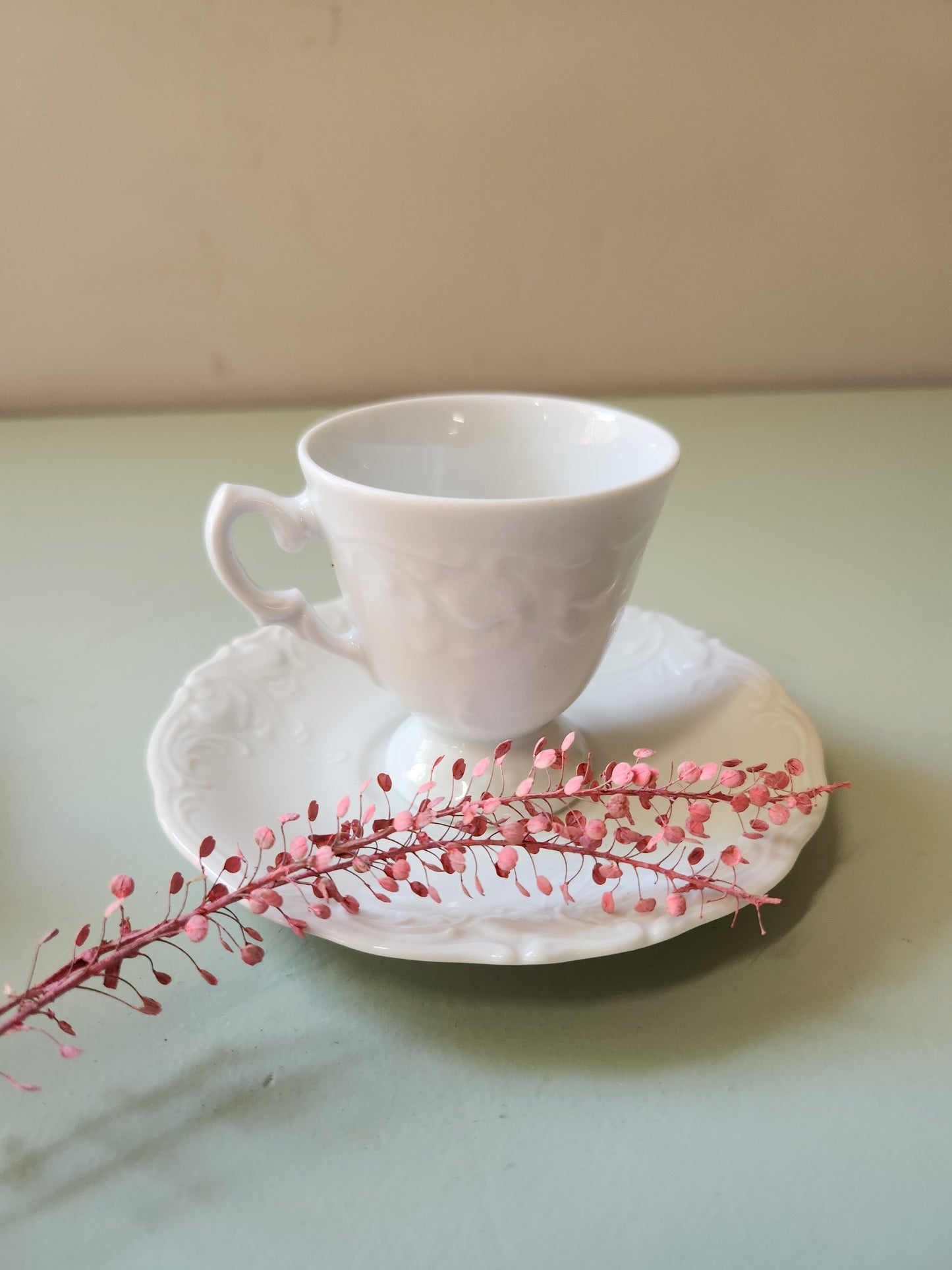 Tasses et soucoupes blanches en porcelaine lot de deux   Patine