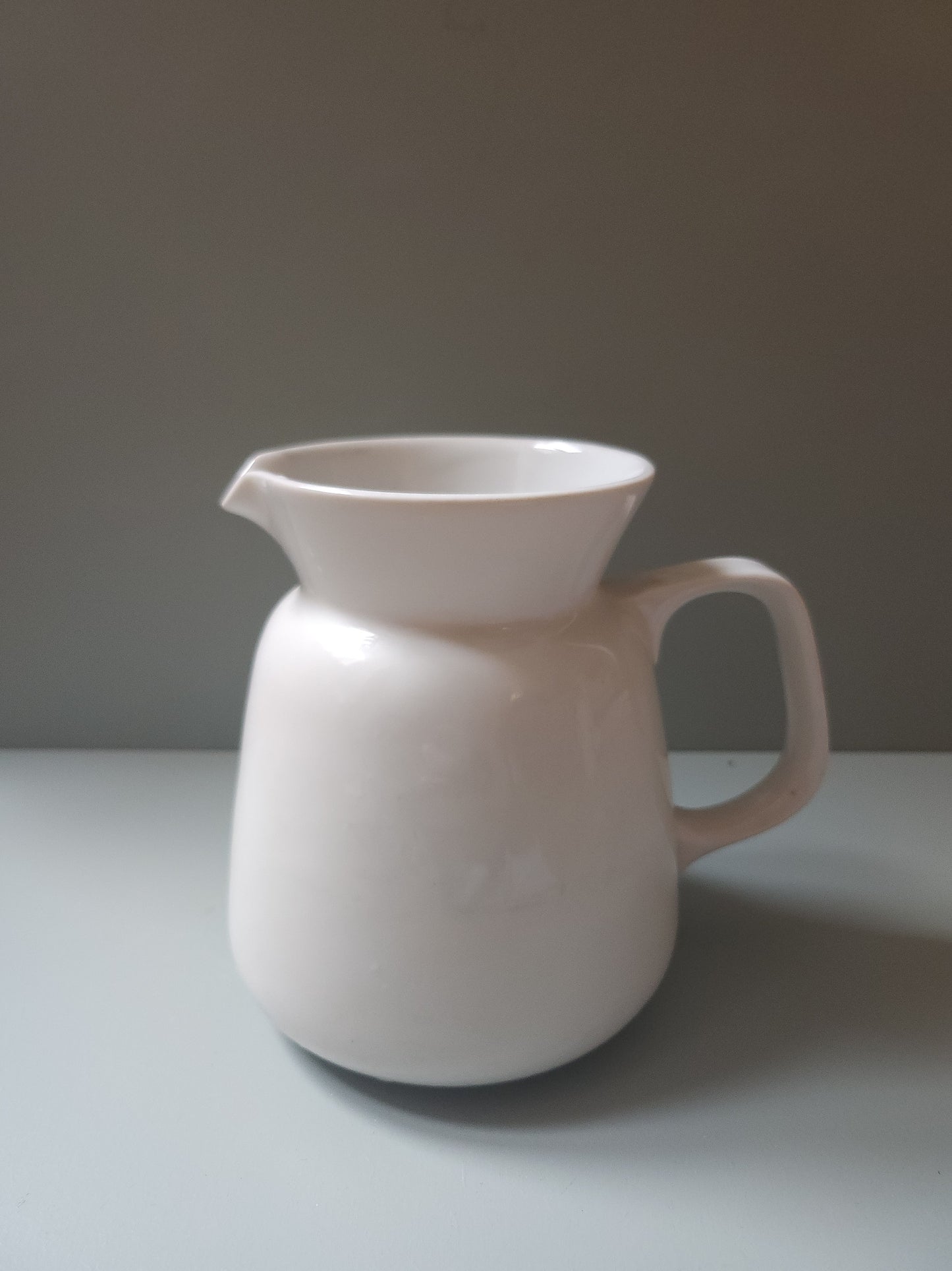 Pichet blanc en céramique allemande   Patine