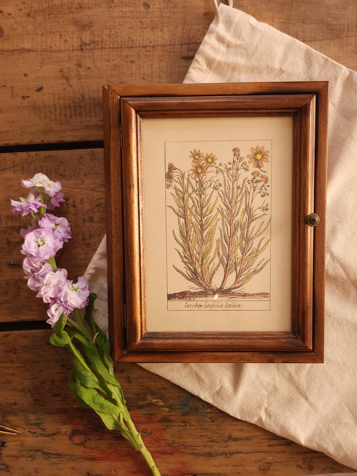 Boîte à clés avec gravure florale   Patine