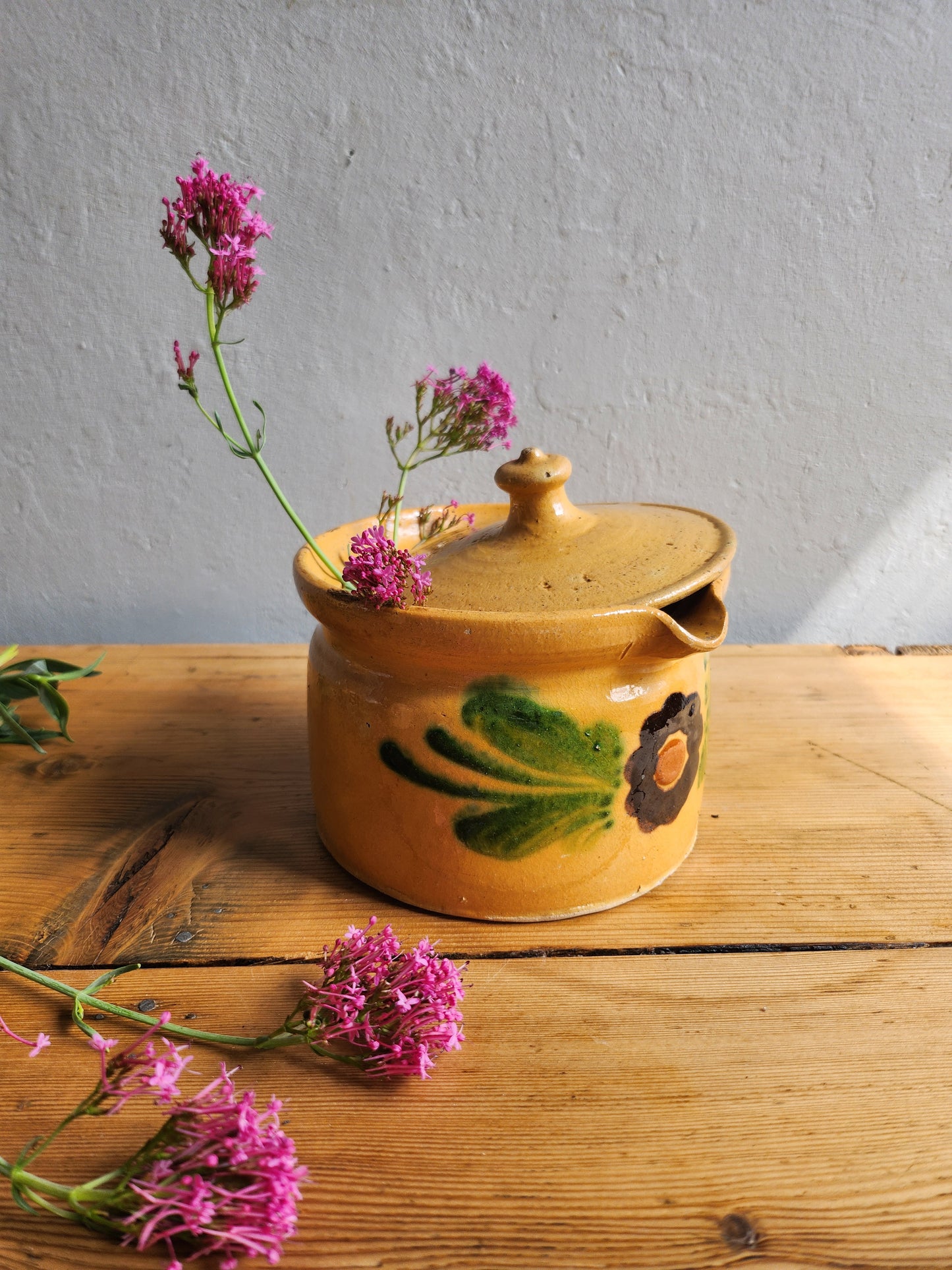 Pot avec couvercle en terre cuite à motif floral   Patine