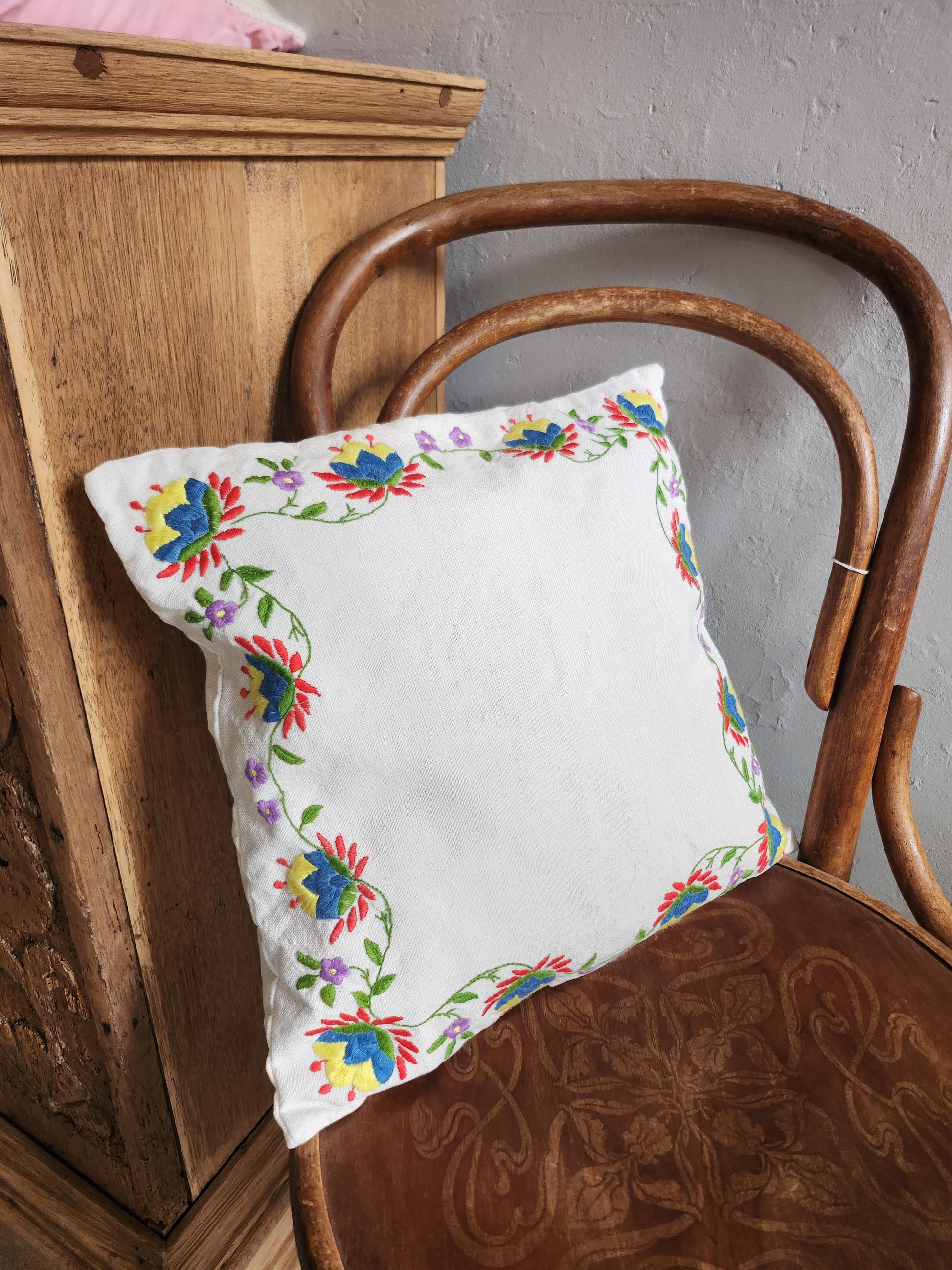 Coussin blanc brodé motif fleuri coloré   Patine