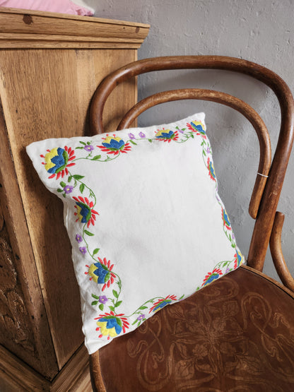 Coussin blanc brodé motif fleuri coloré   Patine