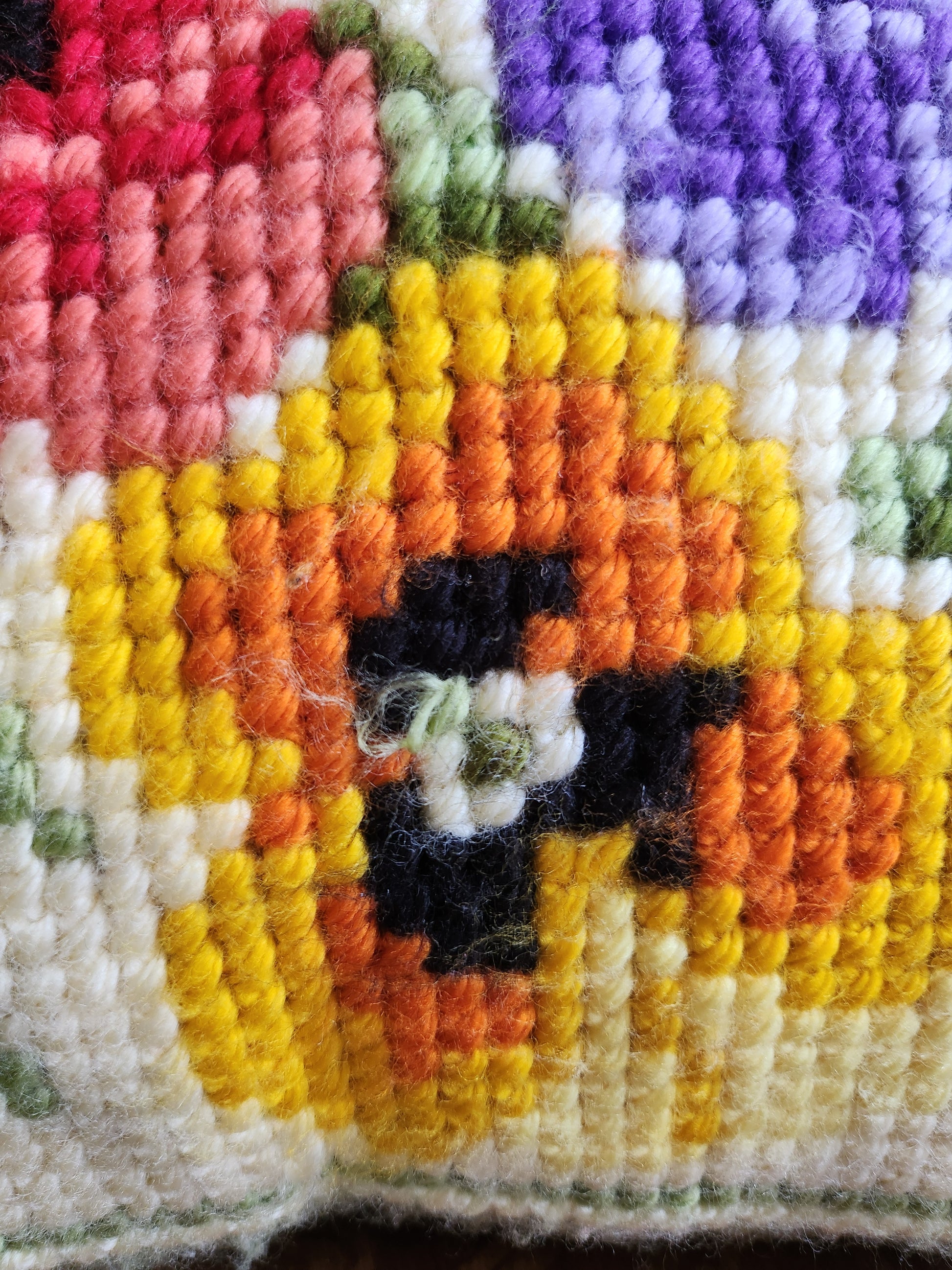 Coussin en point de croix motif floral   Patine