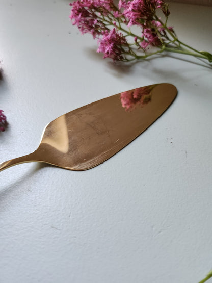Pelle à tarte en métal doré   Patine