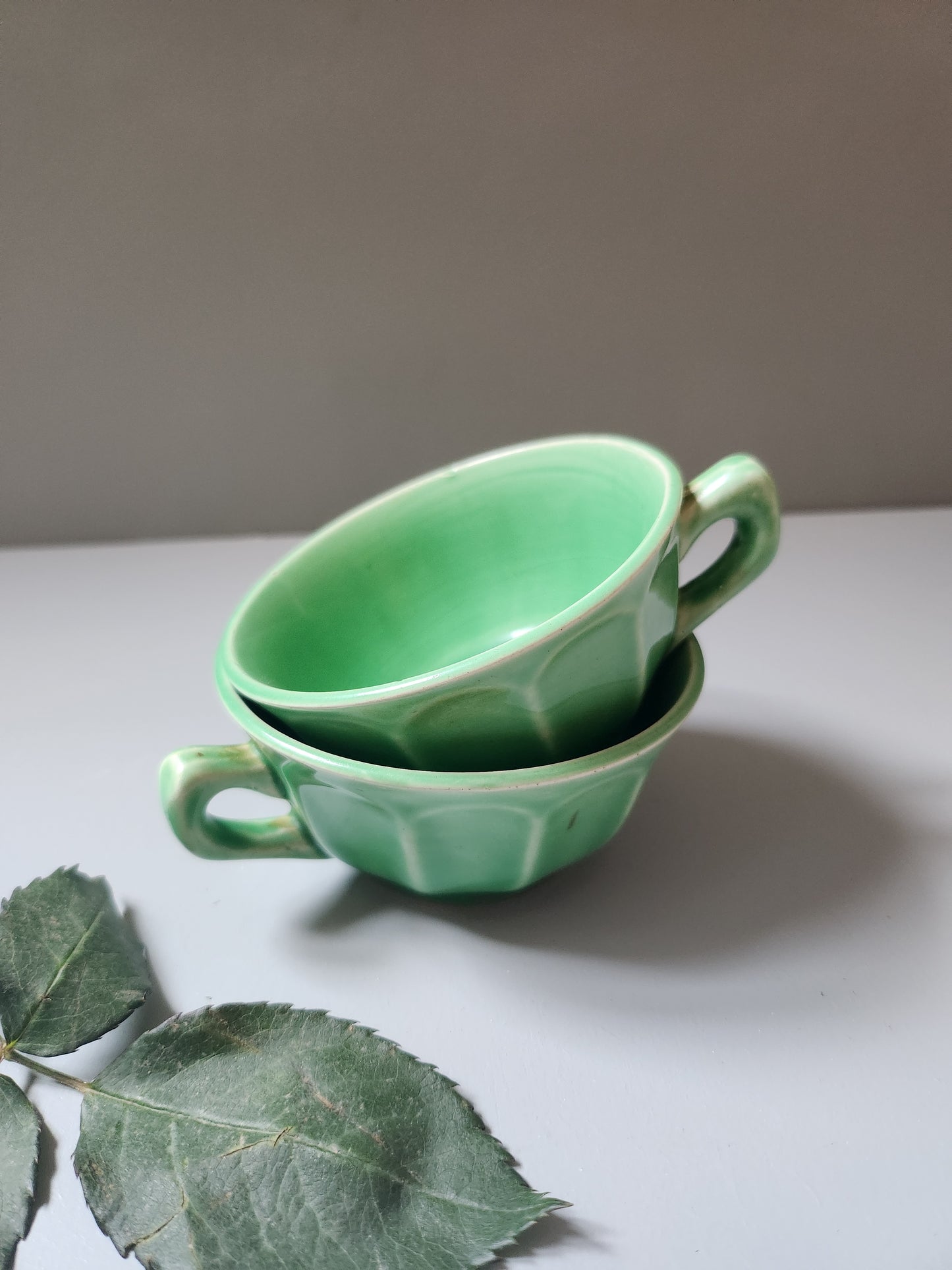 Tasses vertes en céramique lot de 2   Patine