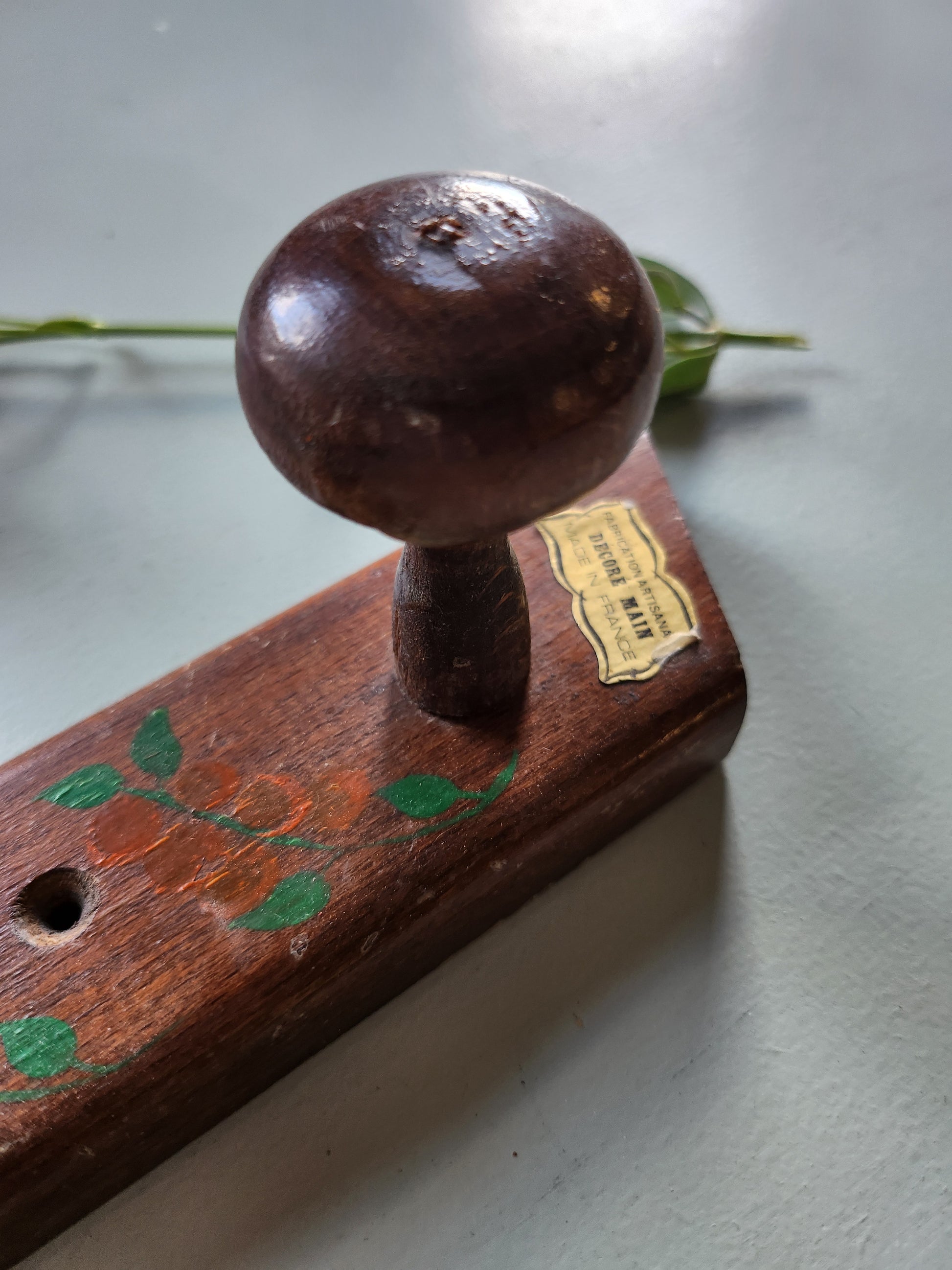Porte-manteau en bois peint à la main   Patine