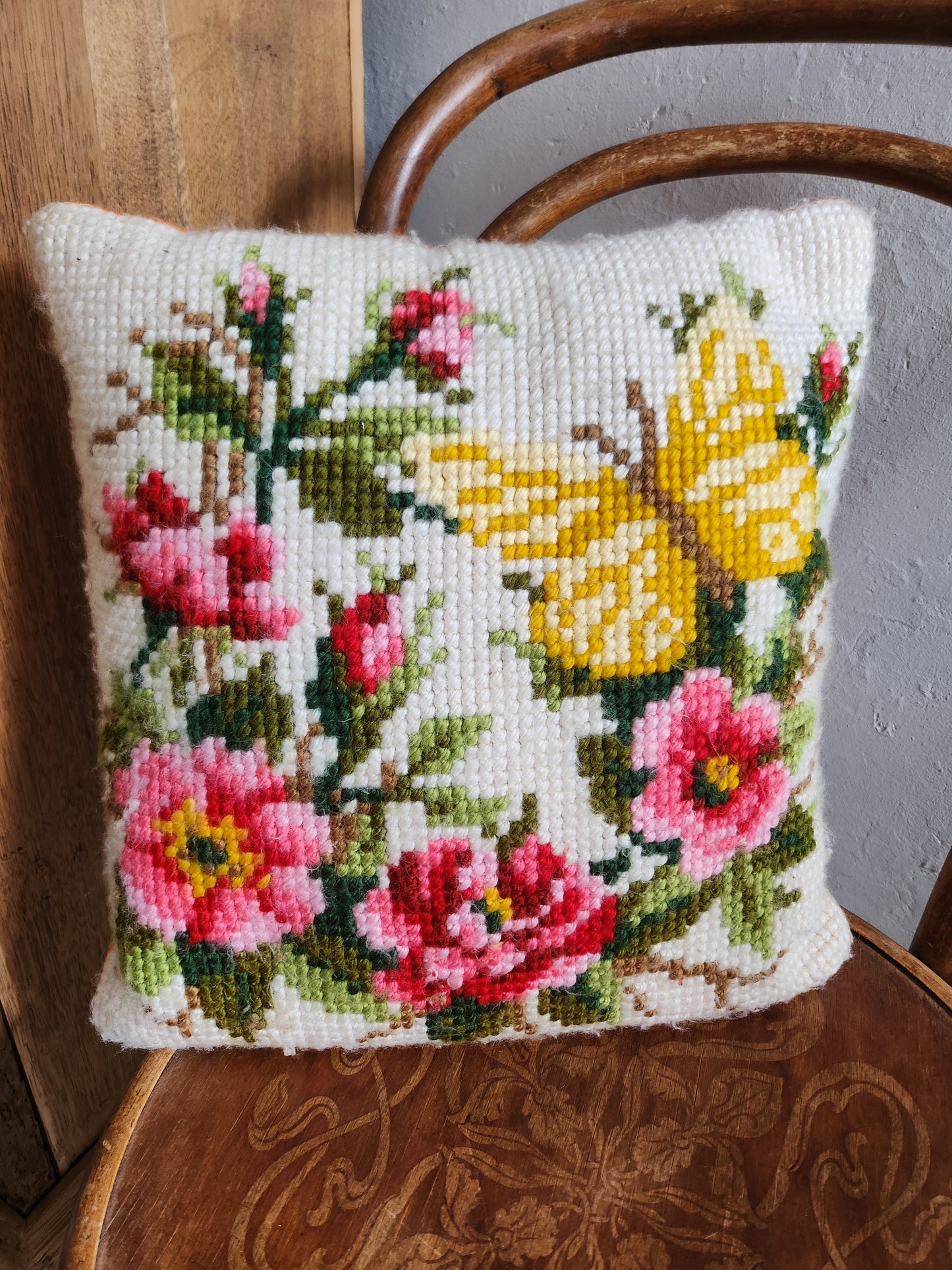 Coussin en point de croix motif fleurs papillon   Patine
