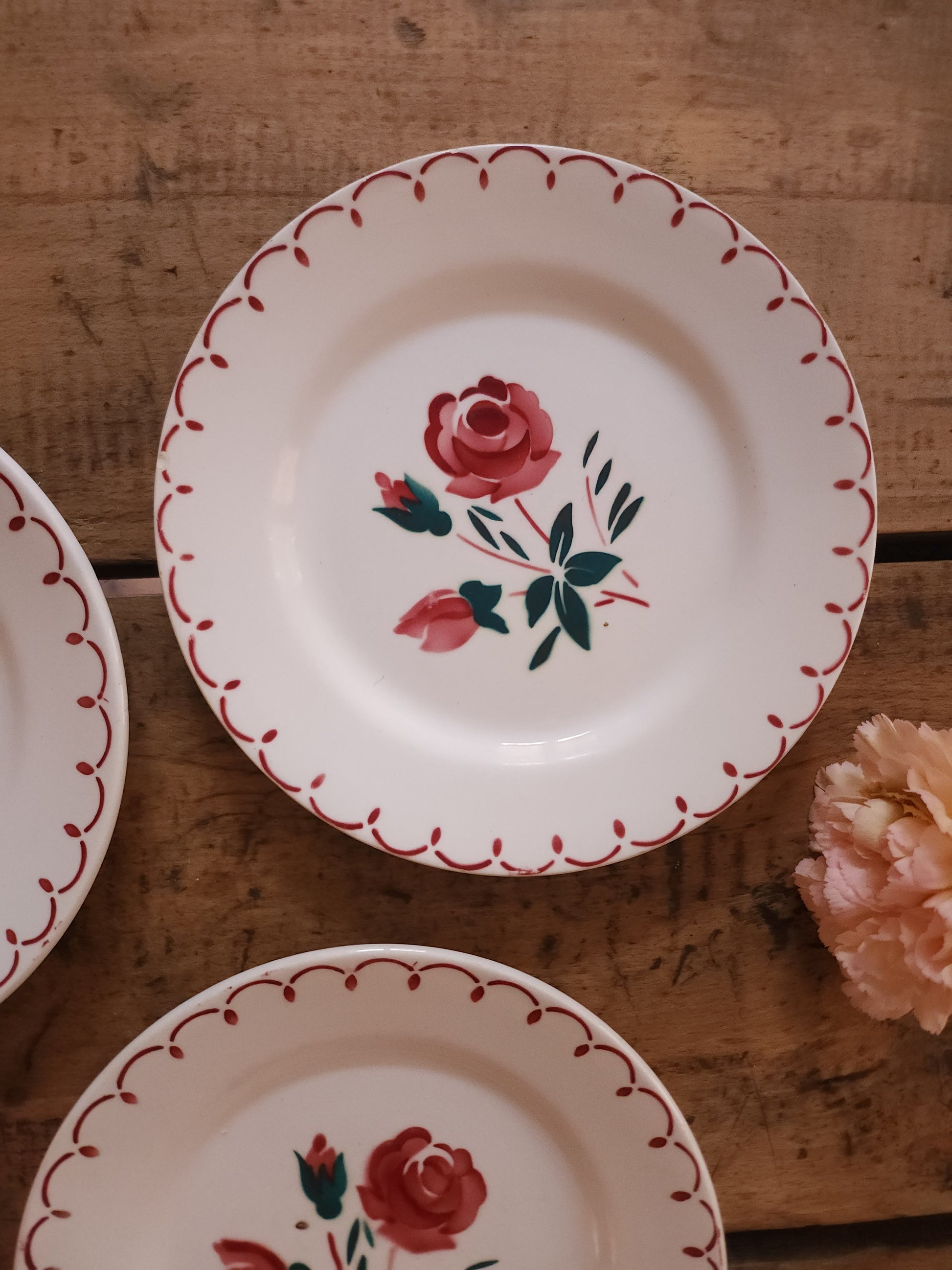 Assiettes plates en céramique peintes à la main   Patine