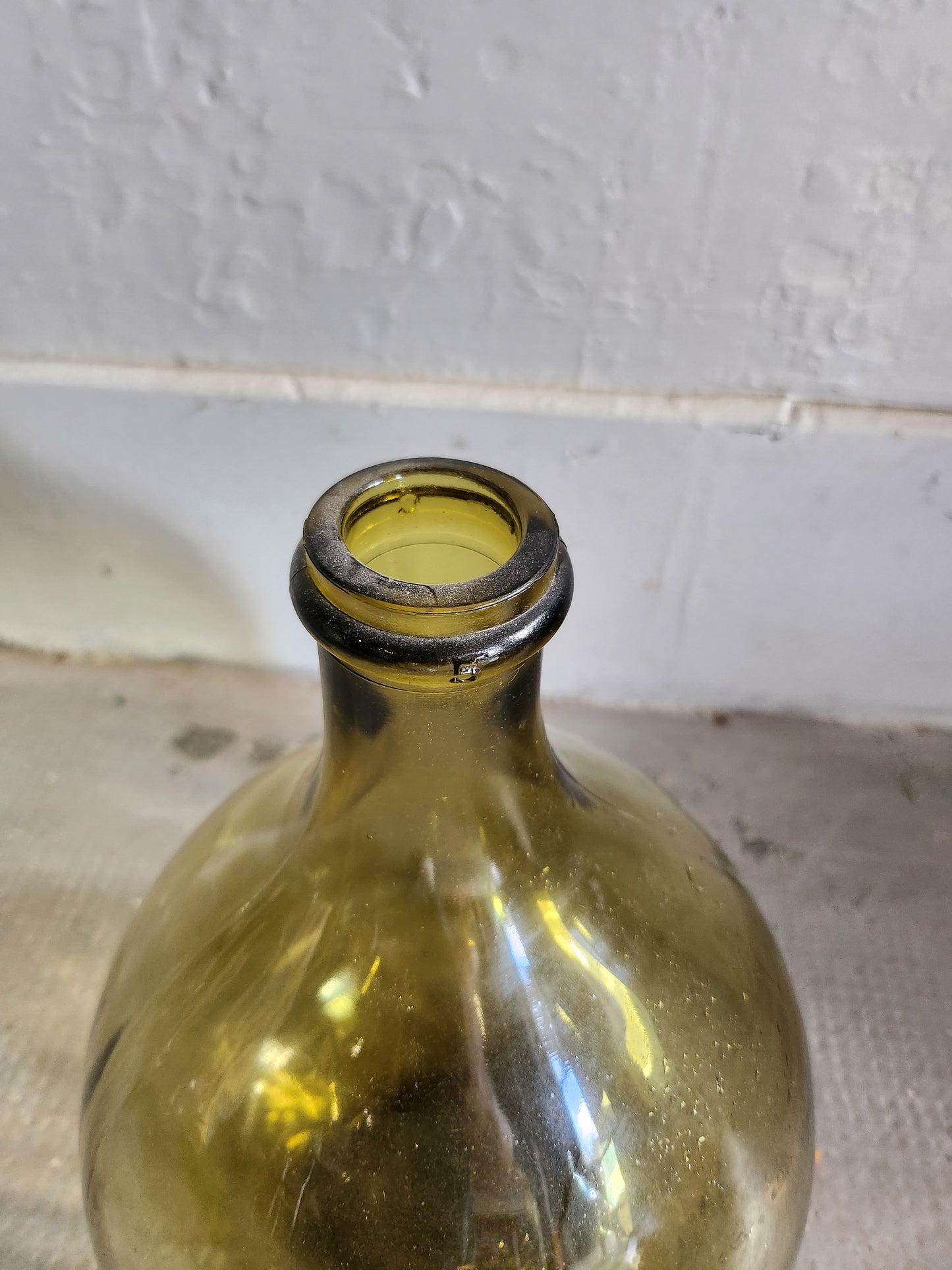Dame-jeanne en verre teinté vert   Patine