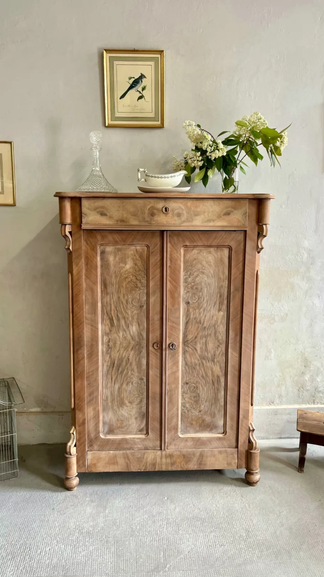 ⎰D I S P O⎱ 
Un vrai coup de cœur 🤍pour ce buffet ancien en noyer qu’on a entièrement restauré dans notre atelier !
Aérogommé, poncé, protégé avec un vernis mat incolore, et repensé à l’intérieur avec des étagères peintes à la main. On a aussi peint et verni l’intérieur du tiroir pour une finition soignée jusqu’au moindre détail.

On adore son style Louis-Philippe, son bois aux superbes reflets et ses jolies proportions qui lui permettent de trouver sa place dans n’importe quelle pièce de la maison.

Tu l’imagines où chez toi ?

🛒 À retrouver sur notre boutique en ligne 
💰Paiement en 3 ou 4 fois sans frais 
🚚Livraison dans toute la France 

#buffetancien #buffetrestauré #meublevintage #meublerestauré #buffetbois #decorationauthentique #patine #decovintage #buffetnoyer #restaurationmeuble