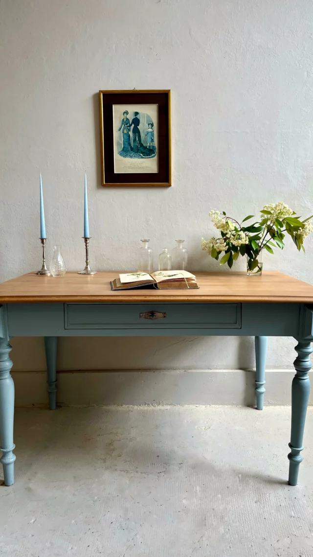 ⎰ ✖V E N D U ✖⎱
Ce grand bureau ancien, relooké avec un combo gagnant: bois noisette & gris bleu, a déjà trouvé sa nouvelle maison ! 🏠 

On l’imaginait aussi bien en coin travail qu’en table de salle à manger, et visiblement, il a fait chavirer un cœur 🤍 aussi vite que nous.

Le petit détail qu’on adore ? L’intérieur du tiroir, tapissé d’une toile de Jouy bleue, comme une surprise qu’on découvre à chaque ouverture.

Merci pour votre confiance, et bienvenue à ce beau meuble dans sa nouvelle vie !
.
.
.
.
.
Vernis mat incolore Le Suprême et peinture gris bleu @maulerfrance 

Nous rénovons avec soin et passion 🤍 vos meubles sur-mesure dans notre atelier en Alsace 🥨

#meublerelooké #meubleancien #meublevintage #décorationintérieure #brocanteenligne #mobilierancien #tableancienne #décorationslow #charmeancien #atelierpatine #toiledejouy #homeinspiration #authentiqueetchic