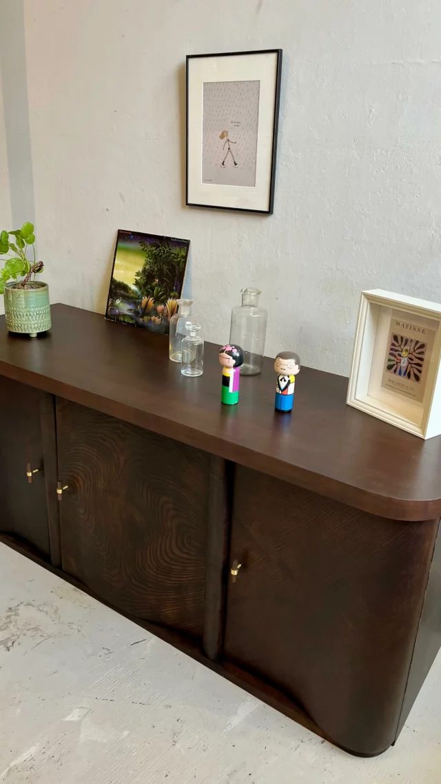 Il n’avait pas dit son dernier mot ☺️
Il y a des meubles qu’on ne veut pas jeter…
Ce buffet, c’est notre client qui nous l’a confié. Il avait une idée bien précise en tête, et une photo d’inspiration qu’il aimait beaucoup.

Chez Patine, on adore ce genre de défi : partir d’un meuble plein de vécu, et le transformer sur mesure, en accord avec vos envies.

Une rénovation pensée ensemble, pour une pièce unique — pleine de caractère et pile dans le style de notre client.

Vous aussi, vous avez un meuble et une idée en tête ? Écrivez-nous, on s’occupe du reste !💌 
.
.
.
.
 #créateursalsaciens #décoalsacienne #artisanatfrançais #meublealsace #rénovationsurmesure #décoraisponsable #meublerevisité #mobilierunique #décochaleureuse #avantaprèsalsace #décoinstagram #décoinspiration #décocréative #maisondecaractère