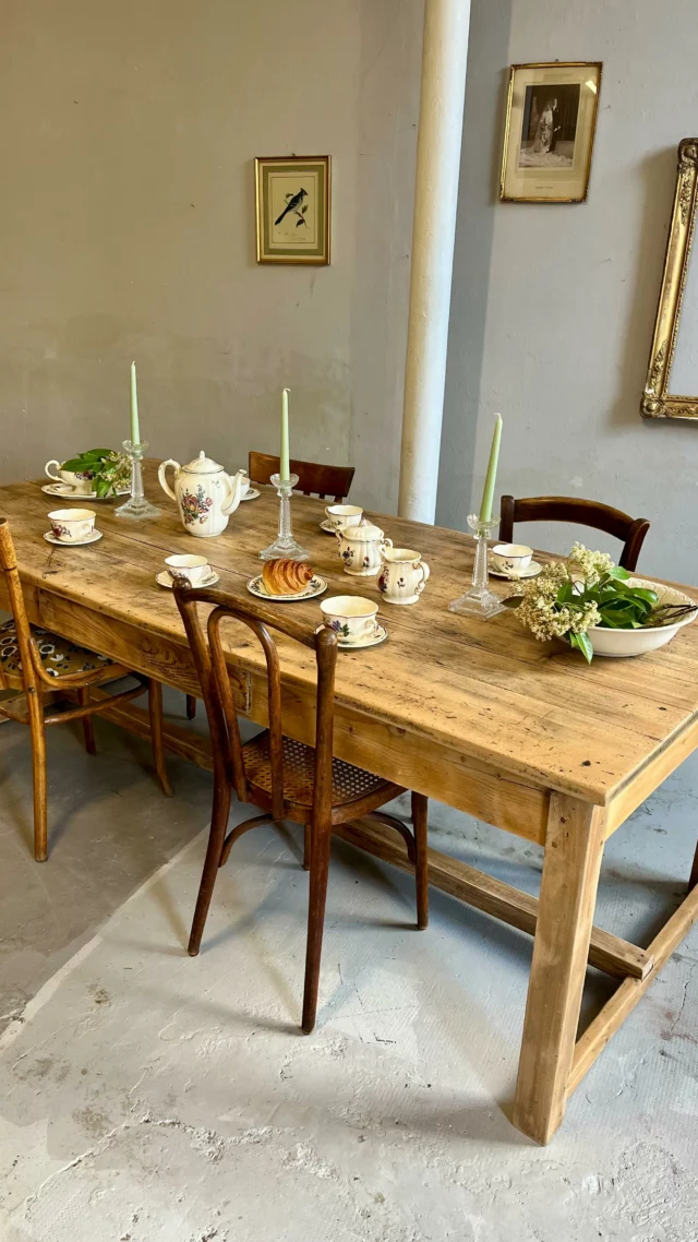 ⎰D I S P O⎱ 
Petite pépite trouvée !
Ancienne table de drapier qu’on a poncée avec amour (et un peu de sueur), traitée contre les bébêtes, puis protégée avec un vernis mat incolore pour garder son charme brut.
L’entretoise du bas avait disparu ? On l’a recréée avec un effet vieilli pour ne pas trahir son histoire.
Très belle longueur : 2m16 – elle peut accueillir facilement 10 personnes pour un dîner qui dure (ou une réunion qui traîne).
📐Dimensions : 2m16 de long, 97 cm de profondeur, 74 cm de hauteur, 60 cm sous bandeau ✨

Disponible sur notre site ! 🛒
🚚 Nous contacter pour une livraison par transporteur 

#meubleancien #tablevintage #drapier #meublerevalorisé #restaurationmeuble #decoauthentique #patiné #tableancienne #meublecharme #brocanteenligne #decointerieur #mobiliervintage