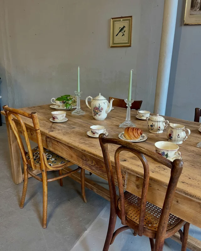 D I S P O⎱

Pièce d’exception tout droit sortie d’un ancien atelier : cette grande table de drapiers ne passe pas inaperçue ✨
Plus de 2 mètres de long, 90 cm de large, un charme fou et une belle patine naturelle ❤️

Comme souvent avec les meubles anciens, elle est un peu plus basse que les standards actuels à cause de ses bandeaux — c’est le petit hic. Mais pas de panique : il existe des réhausseurs à visser sous les pieds, faciles à trouver en ligne pour gagner quelques précieux centimètres ☝️

Retrouvez-la dès maintenant sur notre boutique en ligne (lien en bio) 🛒
Livraison par transporteur partout en France ou retrait possible à l’atelier 🚚
💸 Paiement en 3 ou 4 fois sans frais 

#tablevintage #meubleancien #tableatelier #tablebois #decoauthentique #mobilierdevintage #meublevintage #patine #restaurationmeuble #meubleréemployé #atelierpatinee #piècedexception #decorationinterieure #decofrançaise #faitmain #brocanteenligne #meubledecaractère #decoethique