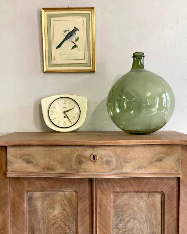⎰❥ Les dernières trouvailles de l’atelier sont en ligne !
Horloges vintage, vaisselle chinée, lampes rétro… On vous a préparé un petit concentré de trésors dénichés avec soin. ✨

Tout est à retrouver sur notre boutique en ligne !
Retrait possible directement à l’atelier ou envoi partout en France. 🚚

Faites vite, ce sont des pièces uniques ! 🌈💕

#chinervintage #vaissellevintage #horlogevintage #sargomine #lampesretro #decoauthentique #patinee #atelierpatinée #objetsvintage #decorationinterieure #piecesuniques #decoavectrahistoire #brocanteenligne #passionchine #meublesvintage #interieurvintage #trouvaillesvintage #vintagelover #madeinfrance