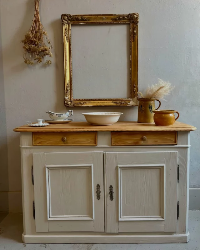 ⎰C O M M A N D E⎱
Retour à la maison pour ce joli buffet en sapin, entièrement poncé et habillé d’une douce teinte blanc-gris. Une commande personnalisée, à la fois simple et pleine de charme, qui a retrouvé sa place chez ses propriétaires aujourd’hui.
Merci pour votre confiance !

#buffetancien #meublerestauré #meublevintage #relookingmeuble #buffetrelooké #atelierpatinee #faitmainavecamour #avantapres #decoretstyle #meublepeint #blancgris #decoauthentique