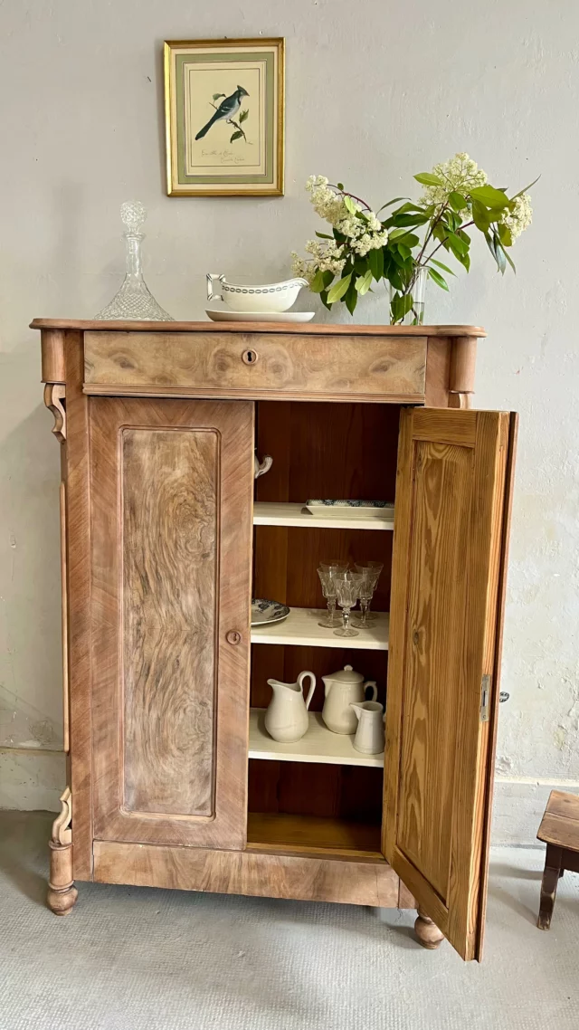 ⎰D I S P O⎱ 
AVANT / APRÈS pour ce joli buffet ancien ✨
Entièrement restauré dans notre atelier pour lui redonner tout son charme avec une belle touche de lumière !

Dispo dès maintenant sur notre boutique en ligne 🛒
Paiement en 3x ou 4x possible 💳
Livraison partout en France 🚚

Pièce unique – alors si tu as un coup de cœur… fonce !
❤️
Retrouve-le sur notre boutique: www.atelierpatine.fr👆🏻

Besoin d’infos ? Écris-nous en DM
On adore voir nos meubles repartir pour une nouvelle vie chez vous !

#BuffetAncien #MeubleRénové #DécoVintage #AvantAprès #MeubleUnique #BuffetBois #RénovationMeuble #DécoAuthentique #AtelierPatiné #MeubleAvecHistoire #SlowDéco #InspirationDéco #MeubleVintage #BuffetRestauré