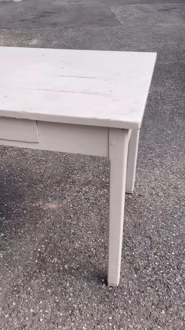 ⎰ ✖V E N D U E✖⎱

Passer d’une table de ferme défraîchie … à une table basse pleine de charme ☑️

Nous on adore ces tables bien robustes mais avec des dimensions qui correspondent bien mieux à une table basse qu’à une table de repas. 

Alors on sort la ponceuse, la scie et nos pinceaux pour donner à cette table plein de charme 🤍

.
.
.
.
.

Nous rénovons nos meubles avec soin et passion dans notre atelier en Alsace 🥨
Et toujours notre chouchou le vernis Le Suprême mat incolore @maulerfrance 

#meublerénové #tablebasse #patinedouceur #détailquichange #slowdéco #atelierpatine #tablebassedeferme #tabledeferme #tablebois #brocantealsace #maisondecampagne