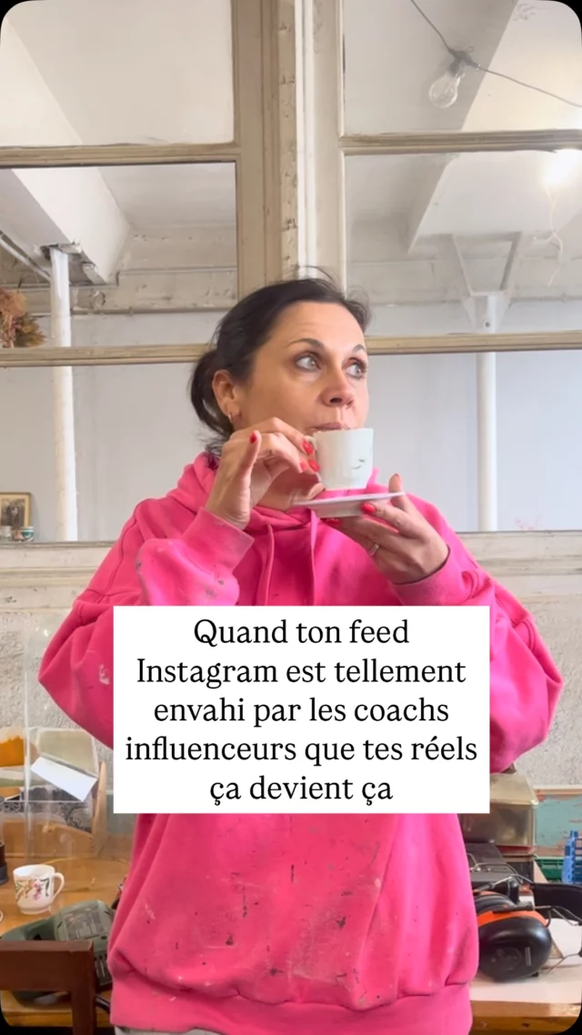 ⎰❥ Alors non… ici, pas de plage de sable blanc, pas de smoothie fluo, pas de café mousseux avec des cœurs .
Ici c’est ponçage, poussière et café froid !

Parce que pendant que certains font des réels en dansant au bord d’une piscine, nous on essaie de faire des vues en décapant une commode de mamie ! 🤭

Et tu sais quoi ? C’est pas pour le fun, c’est pour en vivre. Payer sa maison,remplir le frigo, payer l’URSAFF! La vraie vie quoi! 😅
Alors si t’aimes les transformations, les meubles qui reprennent vie et les artisans qui bossent dur… reste par ici. 🤭
Promis, on t’emmène pas à Ibiza, mais on t’offre un aller simple pour le monde magique de la rénovation !
💋💋
.
.
.
.
#atelierpatine #secondeviedesmeubles #meublevintage #meubleancien #decorationinterieur #relookingmeuble #alsace #brocanteenligne