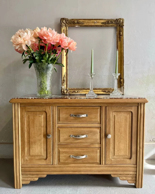 ⎰C O M M A N D E⎱

Ce petit buffet en chêne a retrouvé toute sa lumière naturelle !
On l’a entièrement aérogommé pour enlever l’ancien vernis et révéler la beauté du bois, puis protégé avec un vernis mat incolore de chez @maulerfrance notre chouchou pour conserver cet aspect brut et chaleureux. ✨

On adore ses détails : les moulures, les poignées en métal chromé nettoyées à l’acide citrique, et la douceur du chêne maintenant mis en valeur.
Une pièce pleine de caractère, à la fois sobre et authentique.

Tu veux apprendre à rénover tes anciens meubles?
Reste par ici, on te montre comment redonner vie à tes meubles sans les dénaturer.
.
.
.
.
#buffetancien #relookingmeuble #renovationmeuble #atelierpatinée #meublevintage #decoauthentique #avantapresmeuble