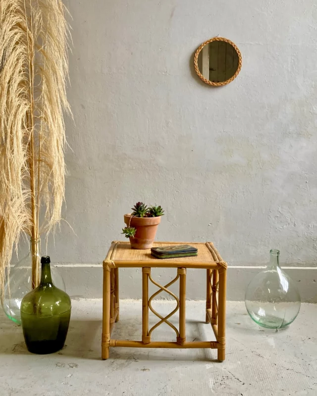 ⎰D I S P O⎱

Cette petite table basse en rotin et bambou trop charmante est à retrouver sur notre boutique en ligne. 
Pour une terrasse, un salon au look bohème, en bout de canapé ou devant une baie vitrée pour y poser ses plantes les idées ne manquent pas. 🪴🏺🪔

✨Disponible sur le site 
🚚Retrait à l’atelier ou livraison (nous consulter pour un devis) 
.
.
.
.
#tableancienne #tablebambou #tablevintage #tablerotin #meubleboheme #bohemestyle #ameublementsurmesrure #secondeviedesmeubles #atelierpatine