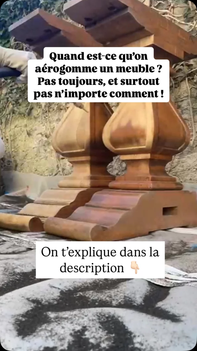 ⎰❥ L’aérogommage, c’est une technique de décapage douce, à base d’air comprimé et d’abrasif. 
On ne l’utilise pas systématiquement, mais elle est précieuse dans certains cas bien précis.

🔧 On y pense quand :
✔ Le meuble a des moulures, des reliefs ou des recoins difficiles à poncer
✔ Le ponçage serait trop long ou risqué
✔ Le bois est suffisamment résistant 

⚠️ Ce n’est pas la bonne solution si :
✘ Le meuble est plaqué très fin ou fragile
✘ La peinture est trop épaisse ou caoutchouteuse (elle peut résister)
✘ Un ponçage simple peut suffire

Tu veux en savoir plus ? Pose ta question en commentaire 💬

#atelierpatine #aérogommage #rénovationmeuble #diydeco #avantaprès #restaurationbois #meublevintage #aérogommage